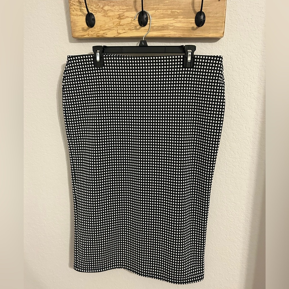 Old Navy black and white high waisted stretch pencil skirt